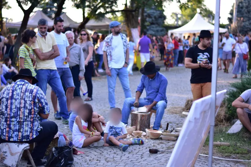 Lingurar rom cioplind un castron din lemn în fața publicului, la Balkanik Festival 2017