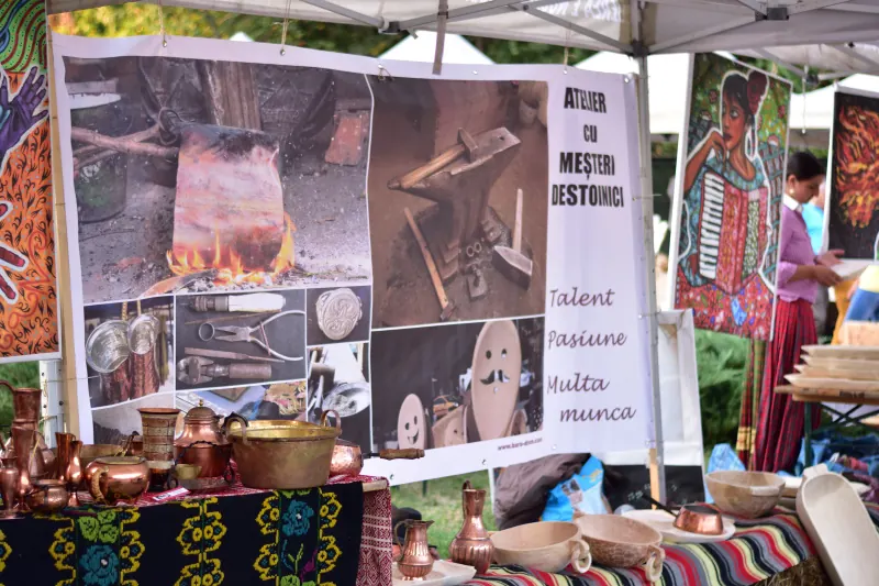 Bannerul „Atelier cu meșteri bestoinici”, cu fotografii ale meșterilor și mottoul talent, pasiune, multă muncă