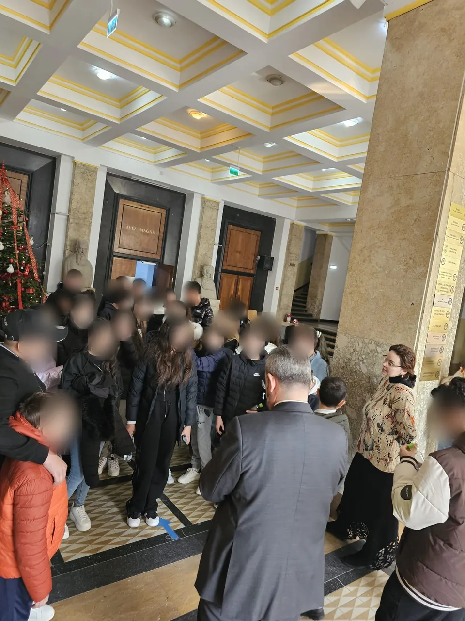 Grupul de elevi din Cernica în holul Facultății de Drept, în fața ușilor Aulei Magna