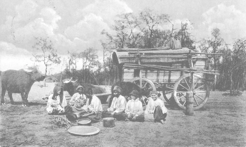 Fotografie istorică: familie de romi lângă o căruță cu coviltir